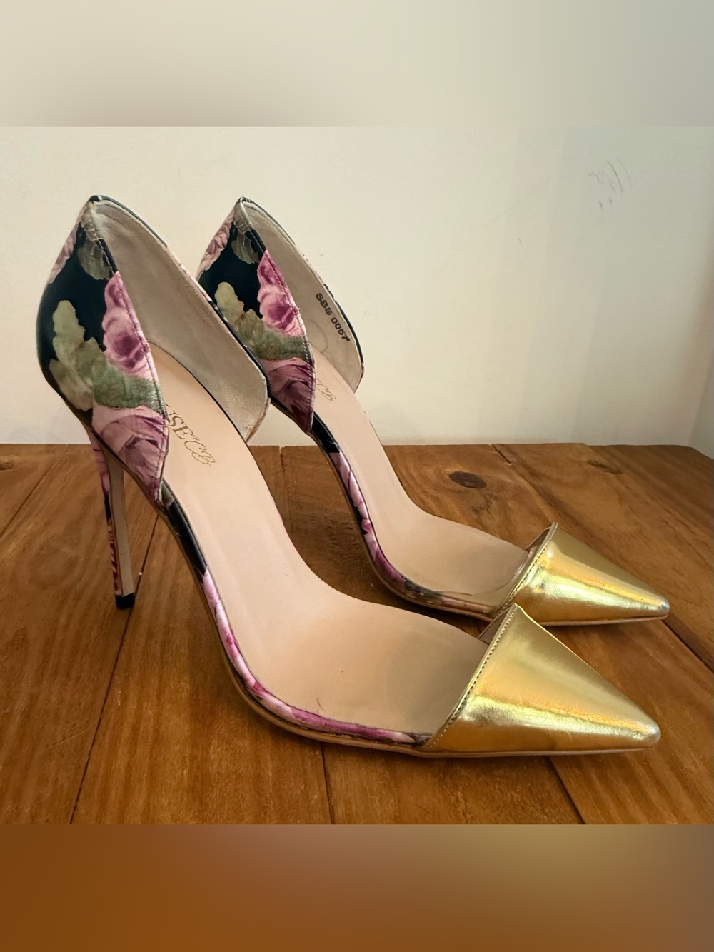 House of CB. Gold & Floral D’Orsay Heels. Size 39.